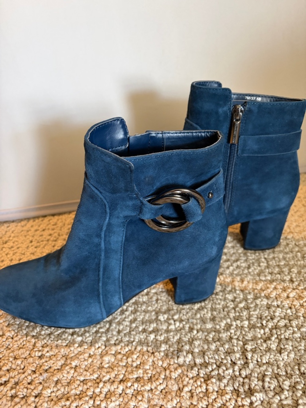 Karl Lagerfeld ankle boot 7 blue suede 37
Chunky heel EUC silver hardware - Picture 4 of 7